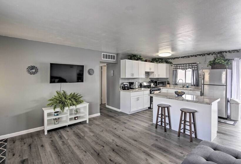 Centrally Located Gem With Laughlin Strip Views!