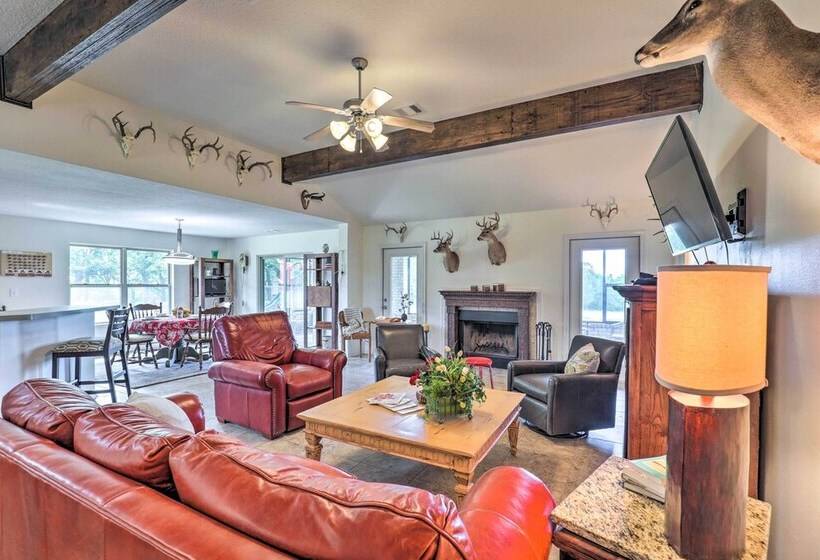 Charming Cameron Farm Retreat ~ 41 Mi To Tamu