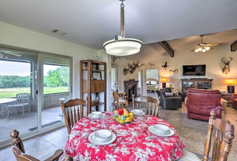 Charming Cameron Farm Retreat ~ 41 Mi To Tamu
