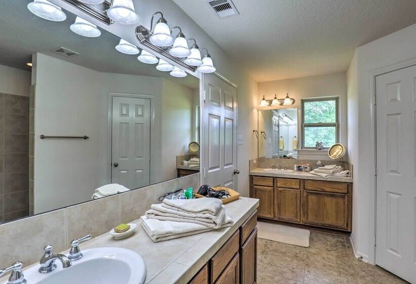 Charming Cameron Farm Retreat ~ 41 Mi To Tamu