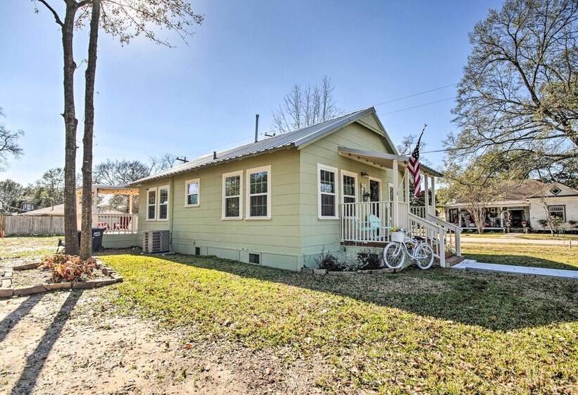 Charming Country Cottage, Walk To Main Street!