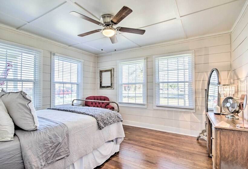 Charming Country Cottage, Walk To Main Street!