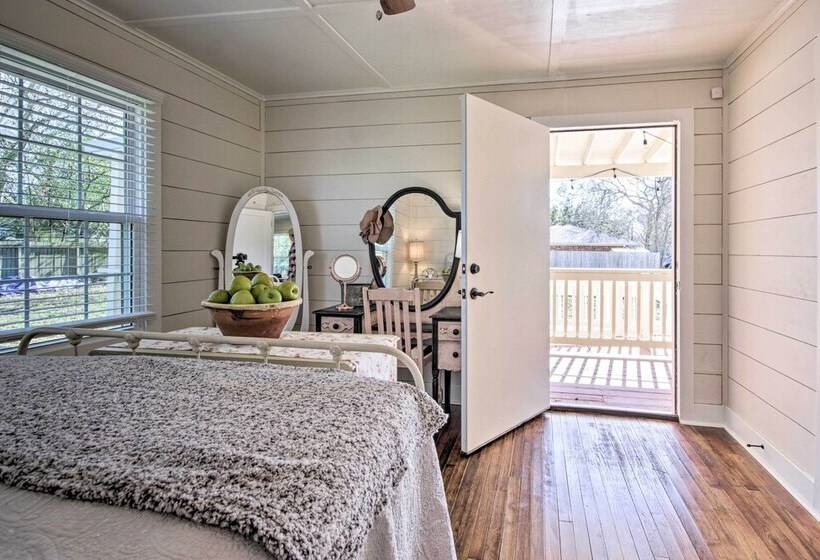 Charming Country Cottage, Walk To Main Street!