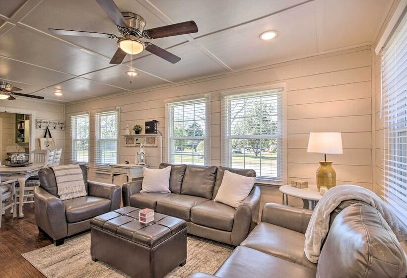 Charming Country Cottage, Walk To Main Street!