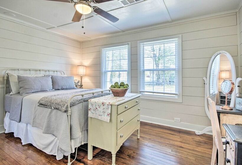 Charming Country Cottage, Walk To Main Street!