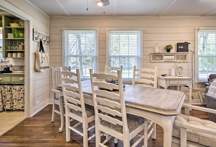 Charming Country Cottage, Walk To Main Street!