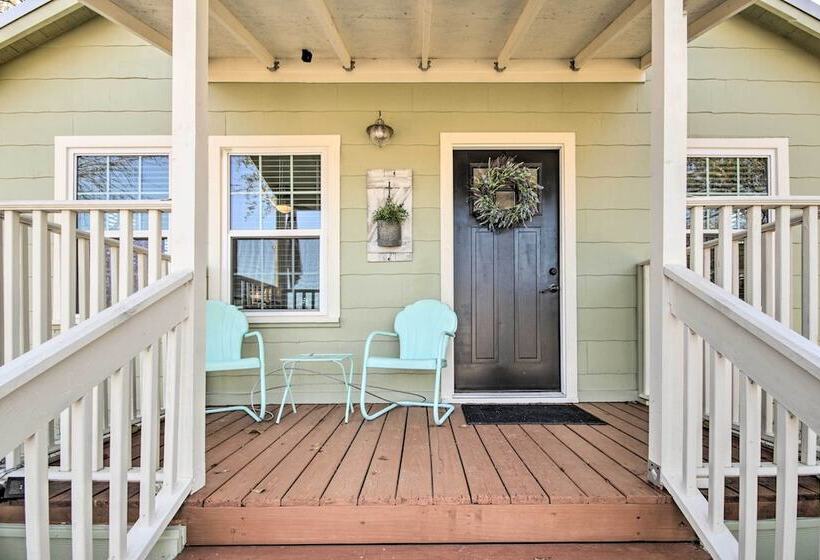 Charming Country Cottage, Walk To Main Street!