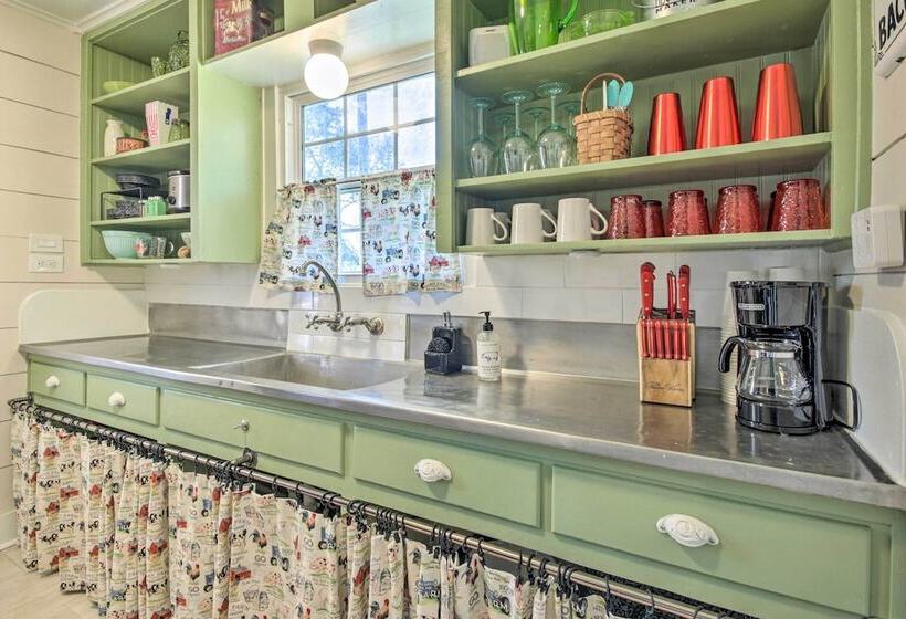 Charming Country Cottage, Walk To Main Street!