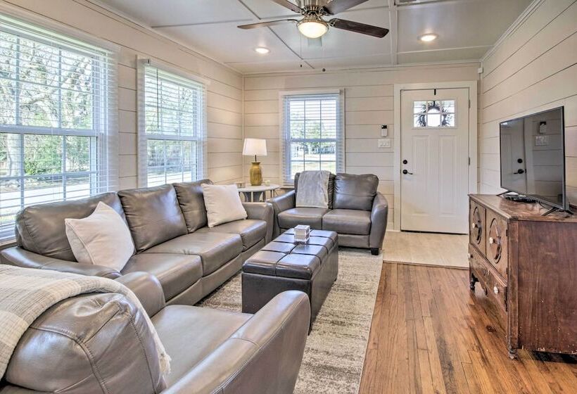 Charming Country Cottage, Walk To Main Street!