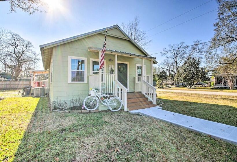Charming Country Cottage, Walk To Main Street!