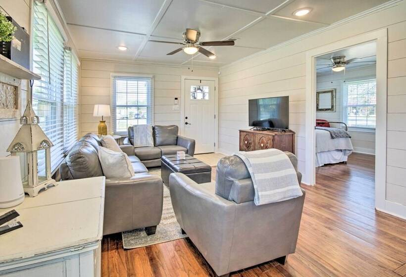 Charming Country Cottage, Walk To Main Street!