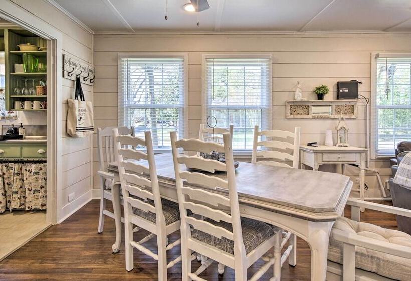 Charming Country Cottage, Walk To Main Street!