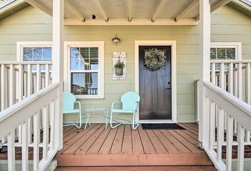 Charming Country Cottage, Walk To Main Street!