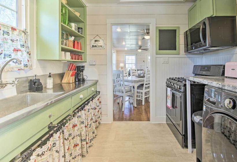 Charming Country Cottage, Walk To Main Street!