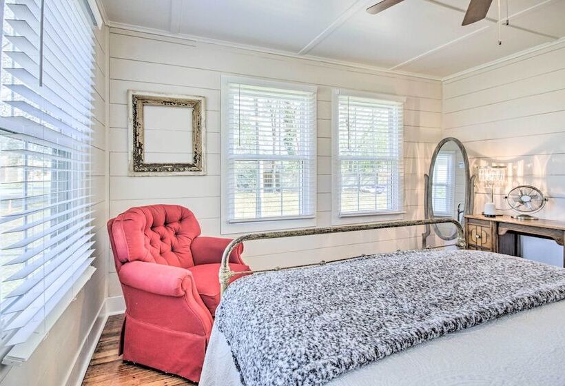 Charming Country Cottage, Walk To Main Street!