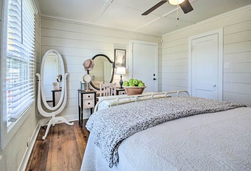 Charming Country Cottage, Walk To Main Street!