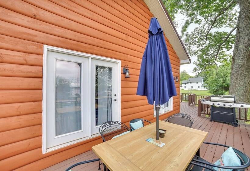 Charming Curtis House: Large Deck W/ Lake View!