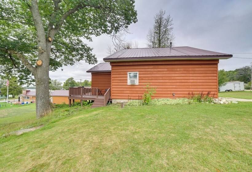 Charming Curtis House: Large Deck W/ Lake View!