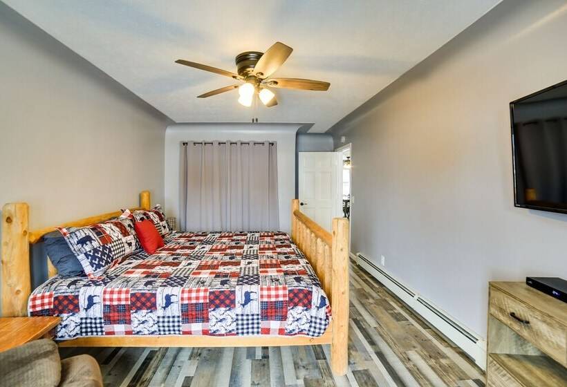 Charming Curtis House: Large Deck W/ Lake View!