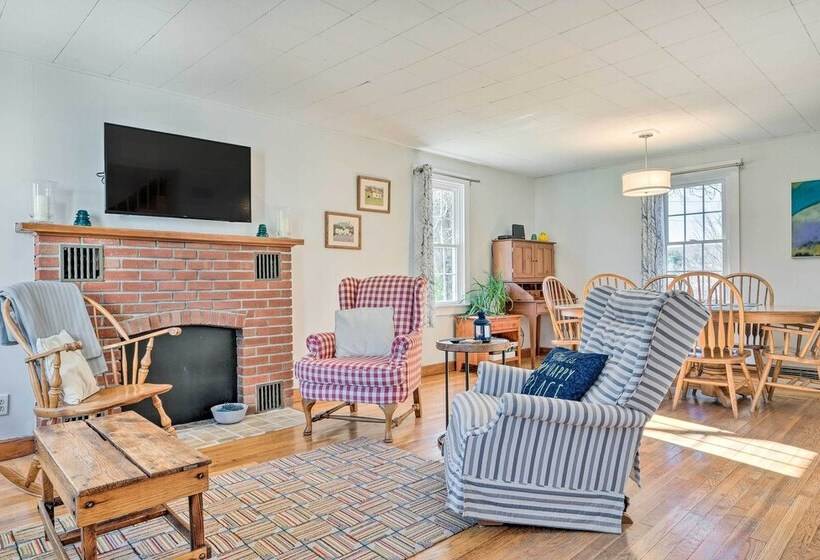 Charming Farmhouse: Walk To Village + Trails!