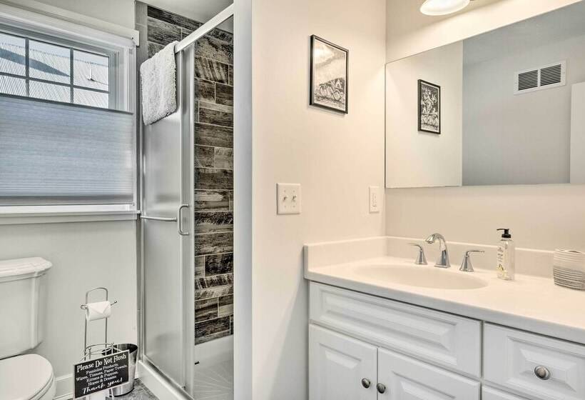 Charming Farmhouse: Walk To Village + Trails!