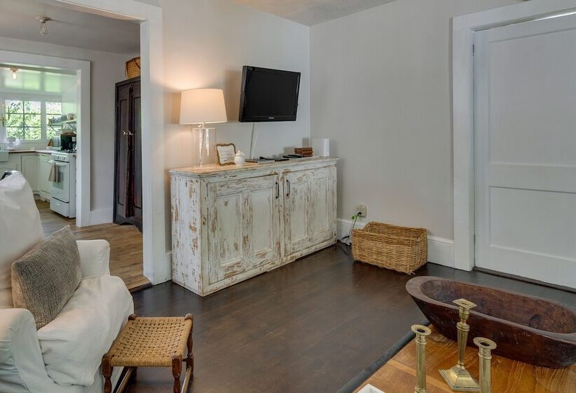 Charming Home < 2 Mi To Downtown Hendersonville!