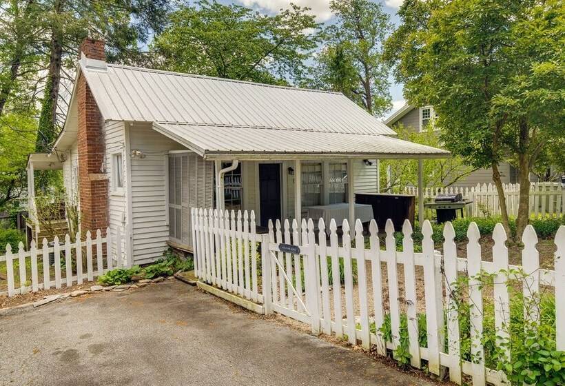 Charming Home < 2 Mi To Downtown Hendersonville!