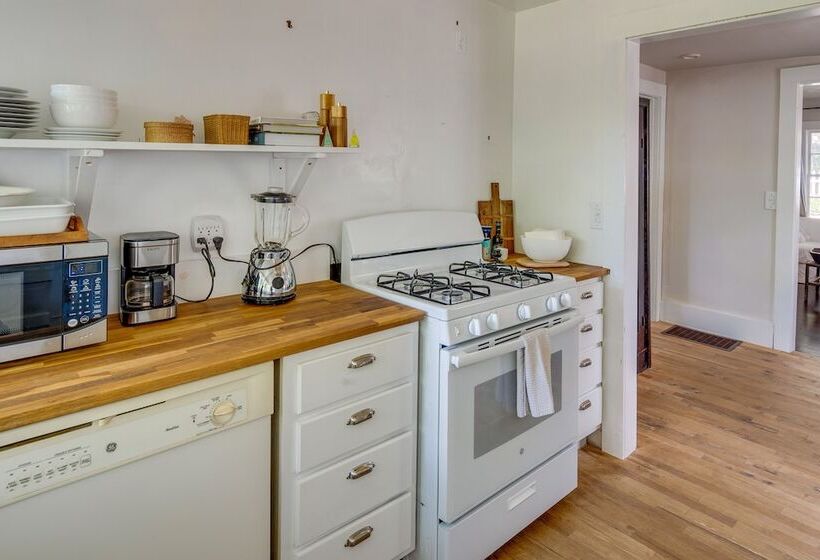 Charming Home < 2 Mi To Downtown Hendersonville!