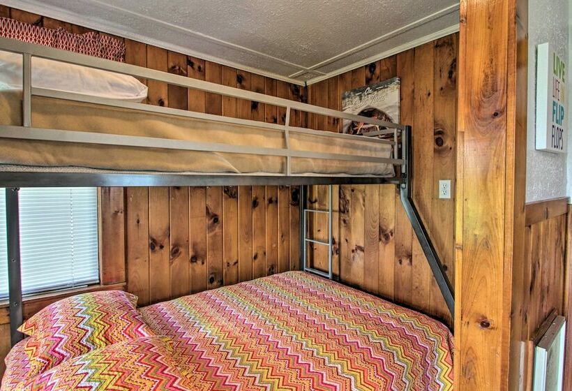 Charming Laconia Cottage: Walk To Weirs Beach