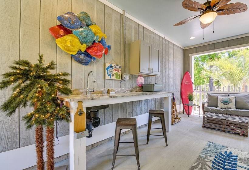 Charming Ocean Isle Beach Home ~ 1 Mi To Beach!