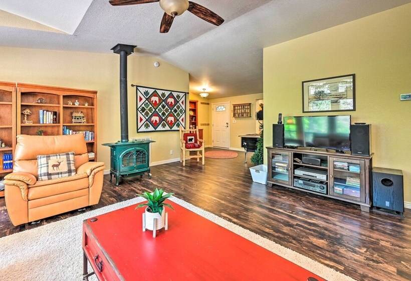 Creekside Payson Cabin W/ Deck   Near Hiking!