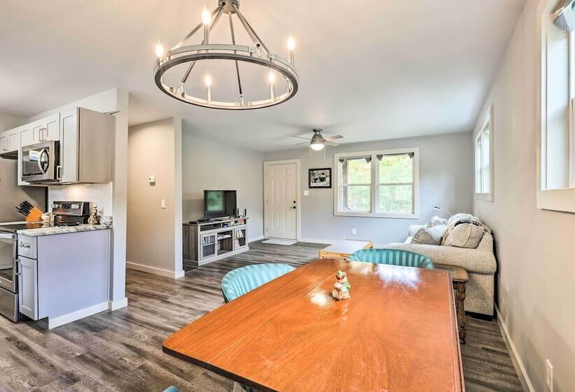 Newland Retreat W/ Creek, Near Hiking + Wineries!