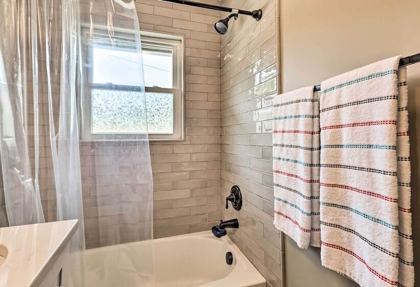 Newland Retreat W/ Creek, Near Hiking + Wineries!