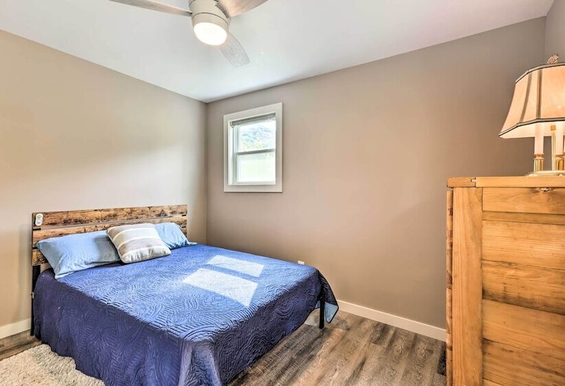 Newland Retreat W/ Creek, Near Hiking + Wineries!