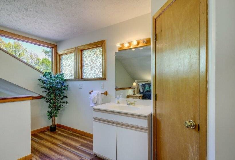 Charming Sevierville Cabin W/ Private Hot Tub