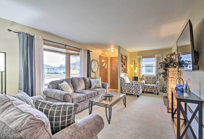 Cheerful Rochester Retreat W/ Yard & Workout Room!