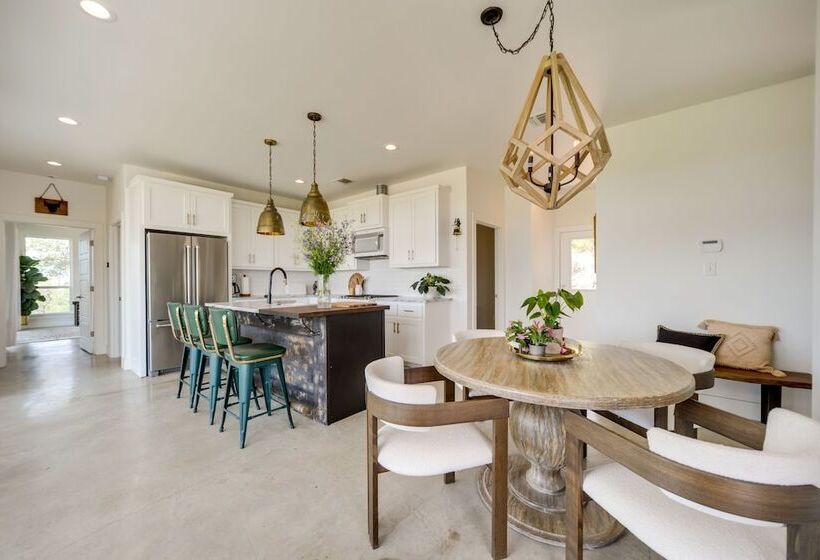 Chic House In Spring Branch W/ Lush Outdoor Space!