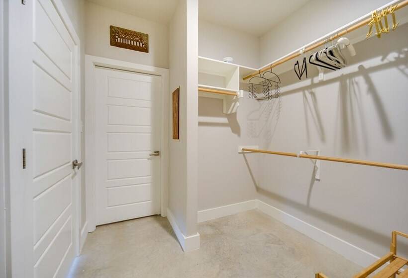 Chic House In Spring Branch W/ Lush Outdoor Space!