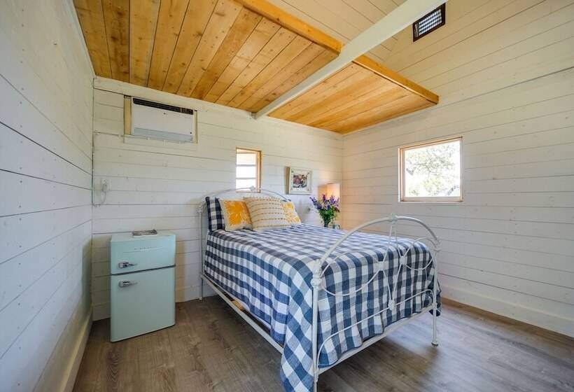 Chic House In Spring Branch W/ Lush Outdoor Space!