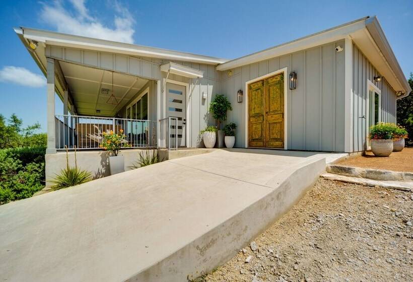 Chic House In Spring Branch W/ Lush Outdoor Space!