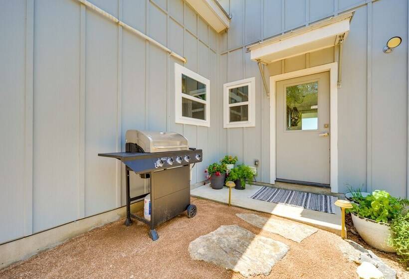 Chic House In Spring Branch W/ Lush Outdoor Space!