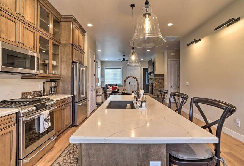 Chic & Modern Flagstaff Home W/ Hot Tub + Fire Pit