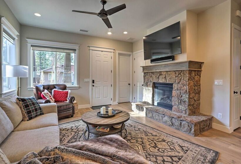 Chic & Modern Flagstaff Home W/ Hot Tub + Fire Pit