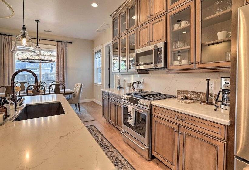 Chic & Modern Flagstaff Home W/ Hot Tub + Fire Pit