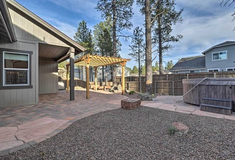 Chic & Modern Flagstaff Home W/ Hot Tub + Fire Pit