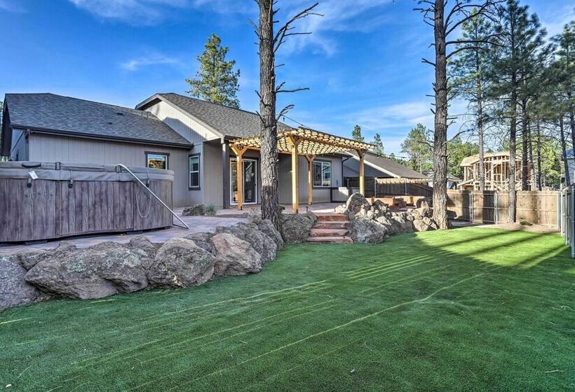 Chic & Modern Flagstaff Home W/ Hot Tub + Fire Pit