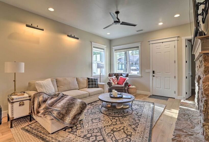 Chic & Modern Flagstaff Home W/ Hot Tub + Fire Pit