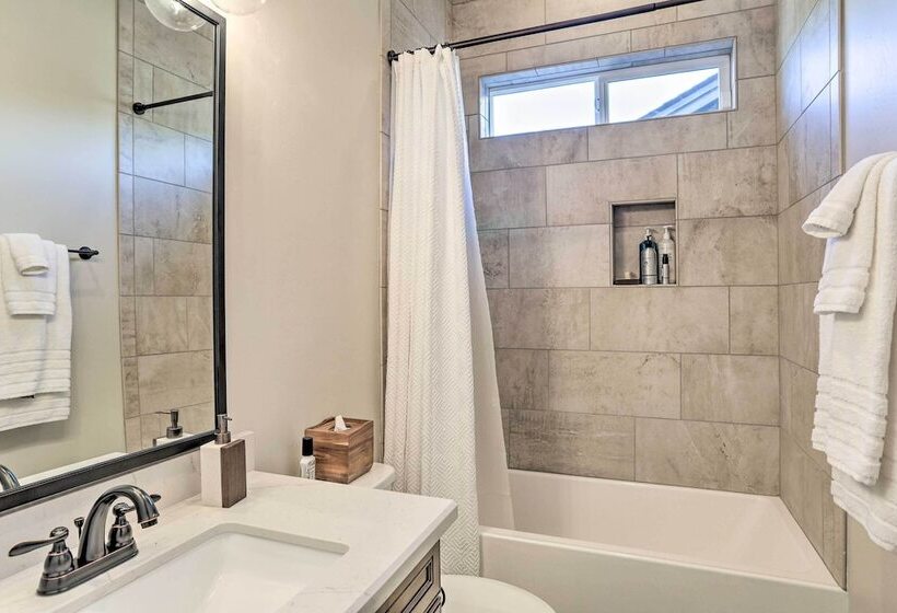 Chic & Modern Flagstaff Home W/ Hot Tub + Fire Pit