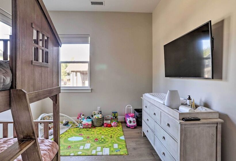 Chic & Modern Flagstaff Home W/ Hot Tub + Fire Pit