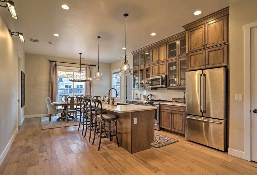 Chic & Modern Flagstaff Home W/ Hot Tub + Fire Pit